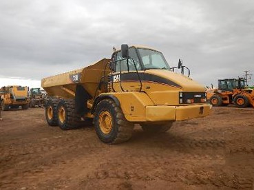 Camion articulé de marque CATERPILLAR année 2005 — photo 2