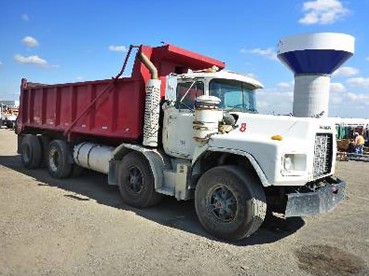 Camion benne de marque MACK année 2001 — photo 2