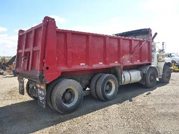 Camion benne de marque MACK année 2001 — photo 3