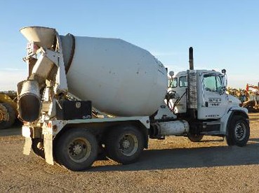 Camion bétonnière de marque FREIGHTLINER année 2000 — photo 3