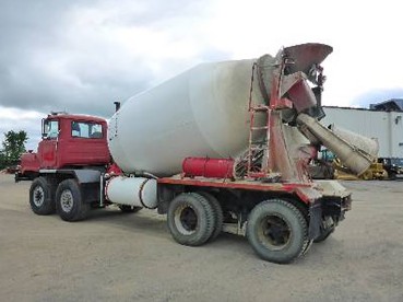Camion bétonnière de marque MACK année 1989 — photo 4