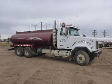 Camion citerne de marque VOLVO année 2001 — photo 2