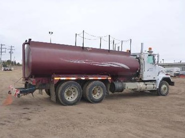 Camion citerne de marque VOLVO année 2001 — photo 3