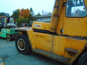 Chariot-élévateur de marque CATERPILLAR année 1984 — photo 3
