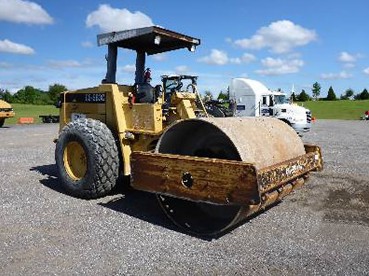 Compacteur de marque CATERPILLAR année 1996 — photo 2