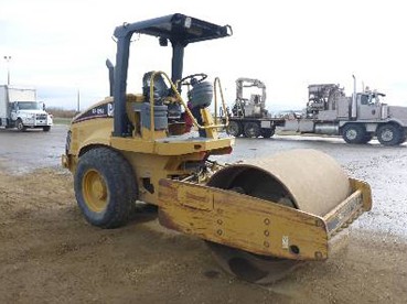 Compacteur de marque CATERPILLAR année 2002 — photo 2