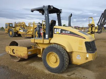 Compacteur de marque CATERPILLAR année 2002 — photo 4