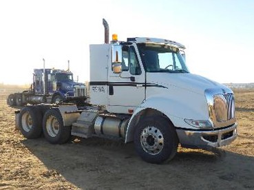 Camion tracteur de marque INTERNATIONAL année 2003 — photo 2