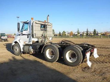 Camion tracteur de marque INTERNATIONAL année 2003 — photo 4
