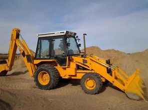 Tractopelle de marque JCB année 1987 — photo 3